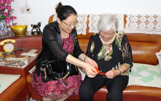 龙岩市妇联重阳节走访慰问离退休老干部